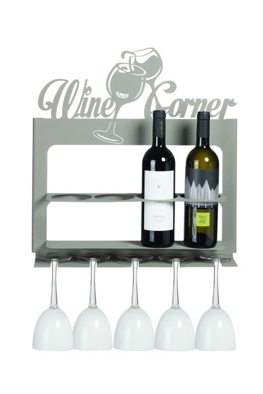 Porta bottiglie da parete in metallo, con porta calici. Decorato con scritta moderna ed elegante “Wine Corner” e due calici di vino. Dimensione: 45 x 10P x 45 H Materiale: ferro verniciato a polvere epossidica di colore beige. In negozio e online su tuttochic.it