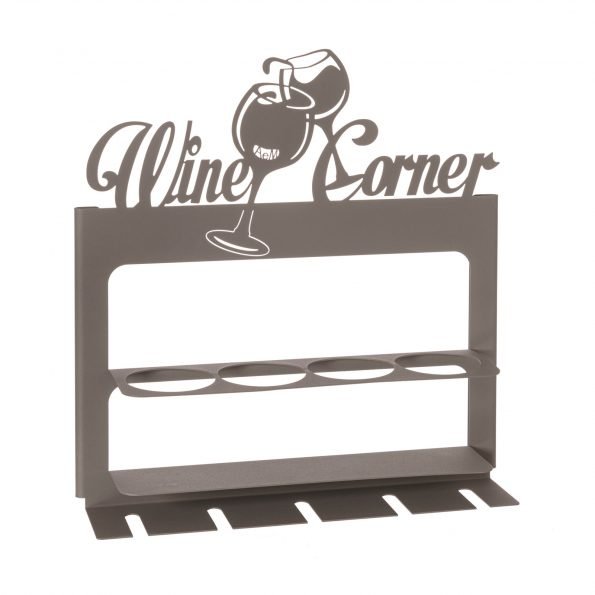 Porta bottiglie in metallo, con quattro posti riservati ad esse. Decorato con scritta moderna ed elegante “Wine Corner” e due calici di vino. Dimensione: 45 x 10P x 45 H Materiale: ferro verniciato a polvere epossidica di colore fango.