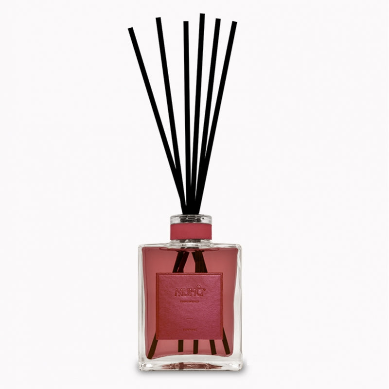 Profumatore d'ambiente in una raffinata bottiglia in vetro con particolari in pelle e pregiati bastoncini in fibra che diffondono intense fragranze per ambiente. Completo di essenza da 100 ml MELOGRANO
