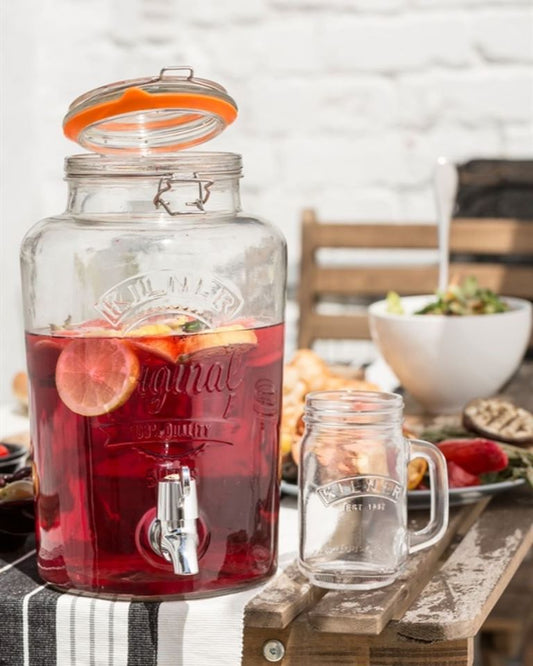 Dispenser ideale per contenere ed erogare bevande con iconica clip in acciaio inox per la chiusura ermetica e guarnizione in gomma arancione. In negozio e online su tuttochic.it