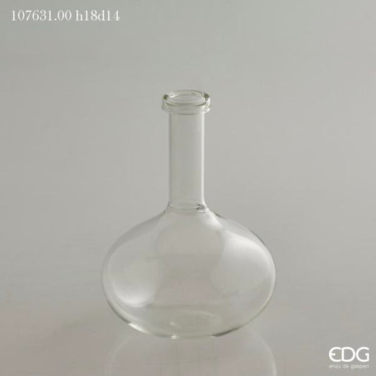 Vaso ampolla a forma di bottiglia in vetro trasparente. Ideale come vaso monofiore o ampolla per profumi ambiente. Dimensioni: cm ø 14 x h 18 (diametro bocca cm 3). In negozio e online su tuttochic.it
