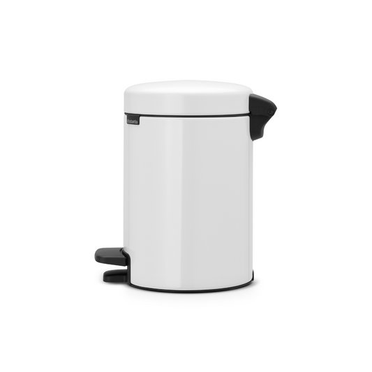 Pattumiera a pedale da 3 litri bianca. Coperchio anti-odore e chiusura rallentata, facile da aprire e pulire. Perfetta per la stanza da bagno, la toilette o qualsiasi altra stanza in cui sia necessaria una piccola pattumiera. Peso 0.8 kg Dimensioni: h 26,4 x ø 16,8 cm. In negozio e online su tuttochic.it
