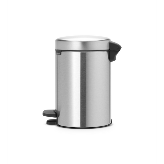 Pattumiera a pedale da 3 litri acciaio satinato. Coperchio anti-odore e chiusura rallentata, facile da aprire e pulire. Perfetta per la stanza da bagno, la toilette o qualsiasi altra stanza in cui sia necessaria una piccola pattumiera. Peso 0.8 kg Dimensioni: h 26,4 x ø 16,8 cm. In negozio e online su tuttochic.it