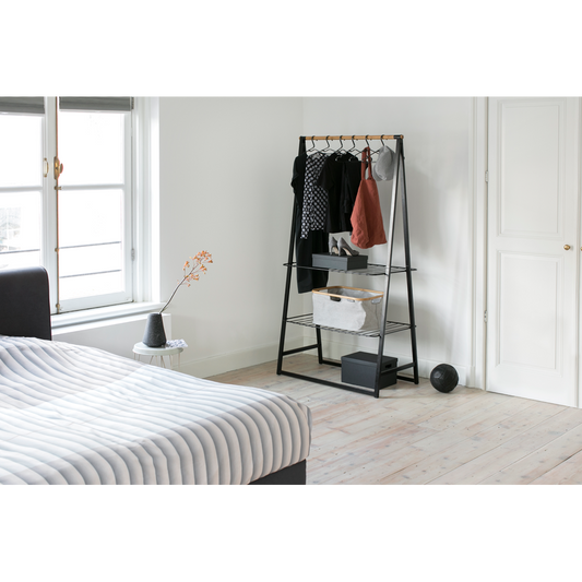 Organizza i tuoi capi con eleganza con l'appendiabiti Brabantia Linn. Grazie alla robusta barra in bambù ed ai due ripiani regolabili in altezza, Linn se la cava alla grande in ogni situazione ed in ogni ambiente. Usalo come stendibiancheria o per arieggiare i tuoi vestiti. In negozio e online su tuttochic.it