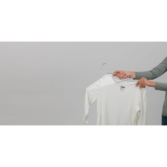 Appendi i vestiti nel modo più semplice con questi intelligenti appendiabiti Brabantia. L'elegante incavo nella parte superiore, consente di appendere gli abiti senza allungare la scollatura. Le grucce sono realizzati in alluminio resistente e anodizzato. In negozio e online su tuttochic.it