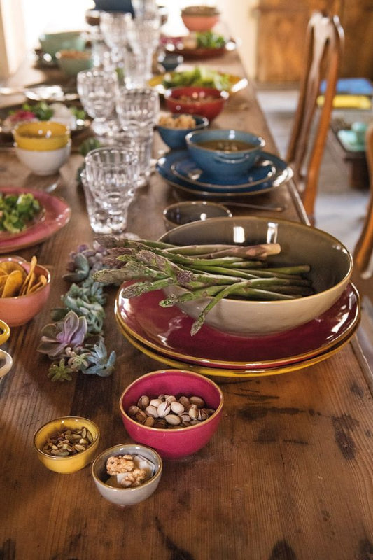 Coppetta in porcellana di colore verde acqua. Colori e forme moderne si mescolano con armonia ed elementi della tradizione. Dimensioni: cm Ø 11 x 6 h Materiali: Stoneware Lavabile in lavastoviglie Utilizzabile in microonde. Non Utilizzabile in forno tradizionale. In negozio e online su tuttochic.it