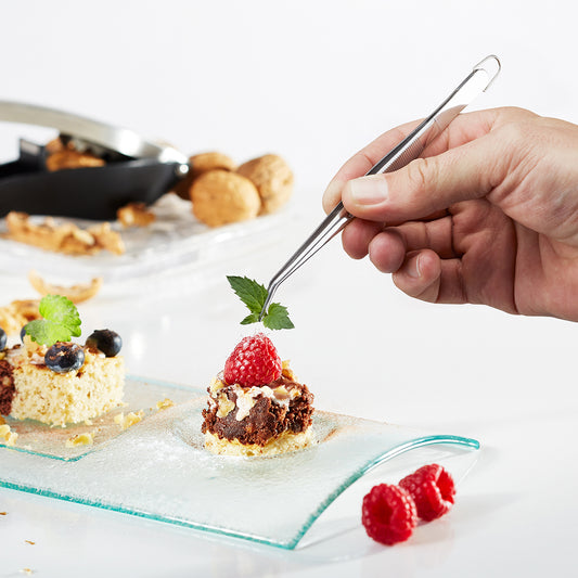 Pinzette da cucina PRECISO sono indispensabili per decorare e servire in filigrana. Per tutti i lavori in cucina in filigrana presa sicura grazie alle estremità ondulate. Dimensioni: L 15,5 cm, P 1,6 cm, H 1,8 cm acciaio inossidabile di alta qualità lavabile in lavastoviglie. In negozio e online su tuttochic.it