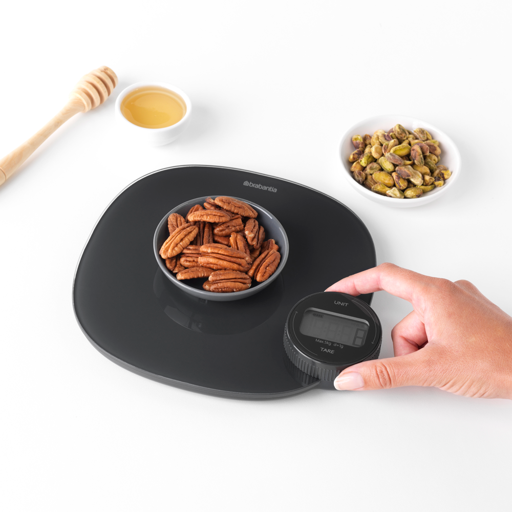 Bilancia da cucina digitale Tasty+. Un intelligente aiutante in cucina che pesa qualsiasi alimento da 5 grammi a 5 chili. È dotata di una dinamo che si ricarica ruotando la manopola, quindi non sono necessarie le batterie. Facile da pulire e rispettosa dell'ambiente. In negozio e online su tuttochic.it