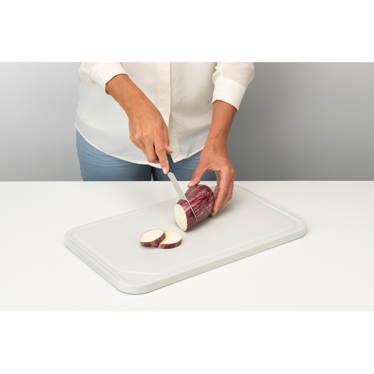 Tagliare a cubetti, sminuzzare o affettare sarà ancora più facile con il tagliere antiscivolo con vassoio da portata Tasty+ Brabantia. Terminata la fase di preparazione, puoi capovolgere il tagliere utilizzandolo come vassoio da portata. Lavabile in lavastoviglie. In negozio e online su tuttochic.it