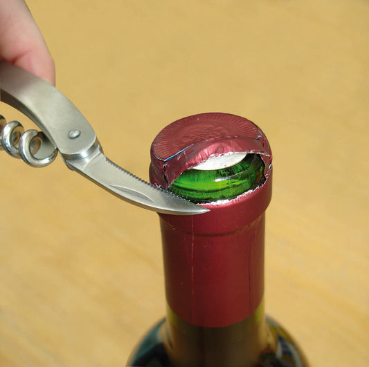 Cavatappi apribottiglie da cameriere estrae facilmente i tappi incastrati. Con l'apribottiglie e il tagliacapsule integrati in aggiunta, è anche lo strumento professionale ideale per la casa. Dimensioni L 12,0 cm, P 3,0 cm, H 1,5 cm acciaio inossidabile / plastica di alta qualità. In negozio e online su tuttochic.it