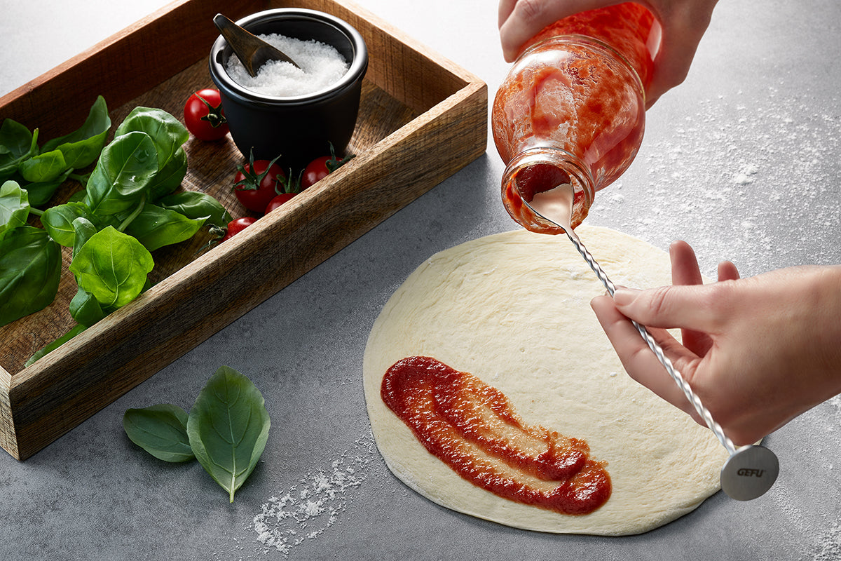 SPONI con il manico extra lungo mescola e miscela frullati, milkshake, frozen yogurt, tè freddi, coppe gelato, specialità di caffè, cocktail di frutta o deliziosi long drink ed è semplicemente imbattibile quando si spalma completamente, per svuotare completamente le bottiglie. In negozio e online su tuttochic.it