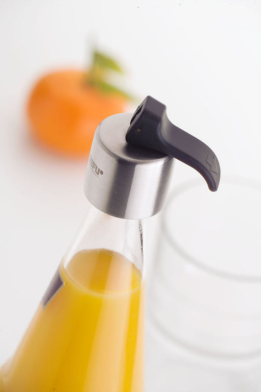 Con BOTELO, le bottiglie di vetro (ø interno 16,5–18,5 mm) possono essere richiuse in un batter d'occhio. Ciò mantiene freschi succhi o vini e può essere conservato in frigorifero. In negozio e online su tuttochic.it