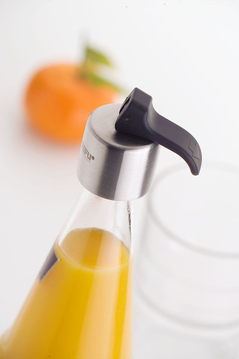 Con BOTELO, le bottiglie di vetro (ø interno 16,5–18,5 mm) possono essere richiuse in un batter d'occhio. Ciò mantiene freschi succhi o vini e può essere conservato in frigorifero. In negozio e online su tuttochic.it