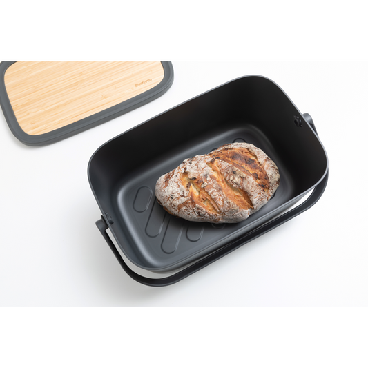 Il Portapane Nic Brabantia è dotato di un grazioso coperchio in bambù e di comoda maniglia di trasporto per trasportare questo gioiellino dalla cucina alla tavola, contiene due filoni, e la base scanalata favorisce la ventilazione. Comodo in cucina, favoloso in tavola. In negozio e online tuttochic.it