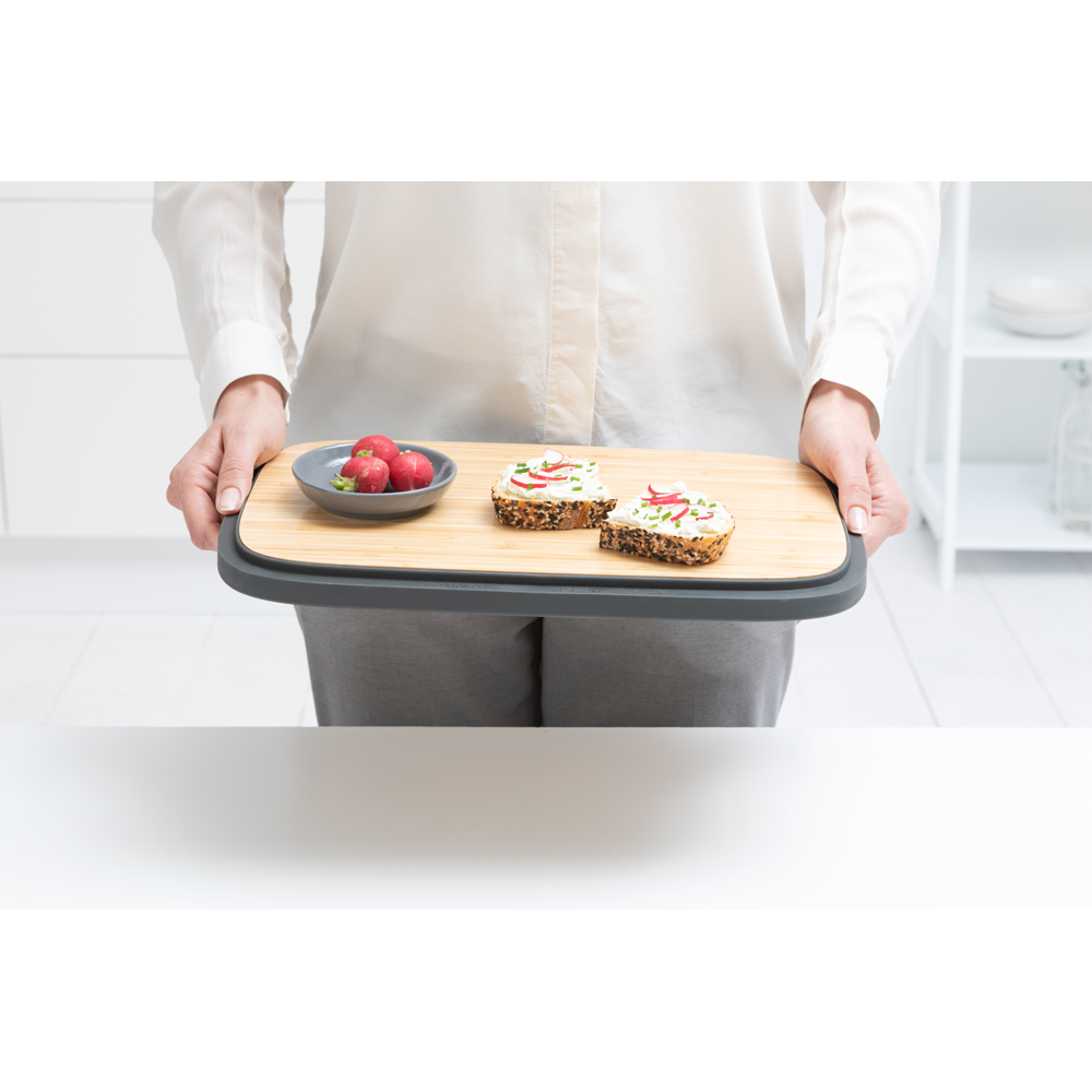 Il Portapane Nic Brabantia è dotato di un grazioso coperchio in bambù e di comoda maniglia di trasporto per trasportare questo gioiellino dalla cucina alla tavola, contiene due filoni, e la base scanalata favorisce la ventilazione. Comodo in cucina, favoloso in tavola. In negozio e online tuttochic.it