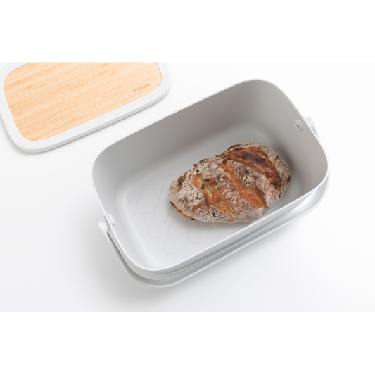 Il Portapane Nic Brabantia è dotato di un grazioso coperchio in bambù e di comoda maniglia di trasporto per trasportare questo gioiellino dalla cucina alla tavola, contiene due filoni, e la base scanalata favorisce la ventilazione. Comodo in cucina, favoloso in tavola. In negozio e online tuttochic.it