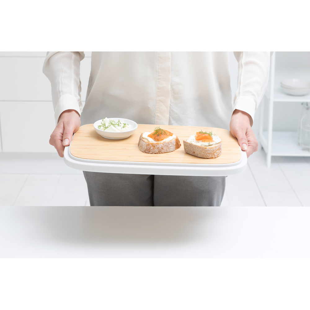 Il Portapane Nic Brabantia è dotato di un grazioso coperchio in bambù e di comoda maniglia di trasporto per trasportare questo gioiellino dalla cucina alla tavola, contiene due filoni, e la base scanalata favorisce la ventilazione. Comodo in cucina, favoloso in tavola. In negozio e online tuttochic.it