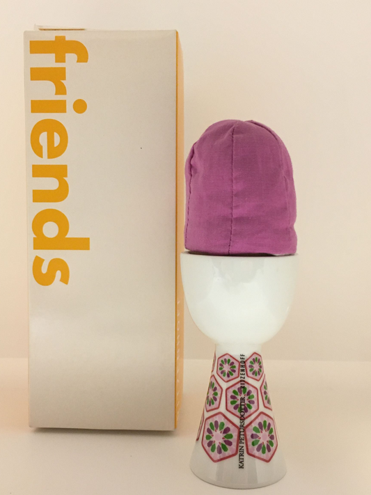 Porta uovo in porcellana con cappello in tessuto, disegnato da Katrin Petursdottir nel 2003, Edizione Limitata, della linea "friends" di Ritzenhoff. Dimensioni solo porta uovo: mm 59 x 110 h