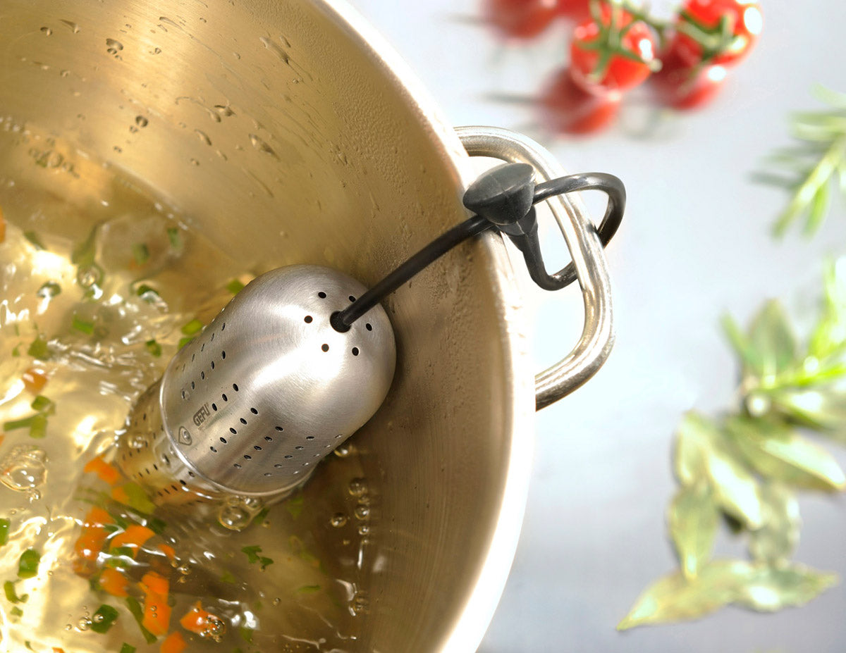 L'uovo pieno di spezie è perfetto per raffinare zuppe, stufati e vin brulè. Il volume può essere facilmente regolato per diverse dimensioni di pentola. Grazie al cordino in silicone, l'uovo delle spezie, sempre a portata di mano e può essere fissato saldamente al bordo della pentola. In negozio e online su tuttochic.it