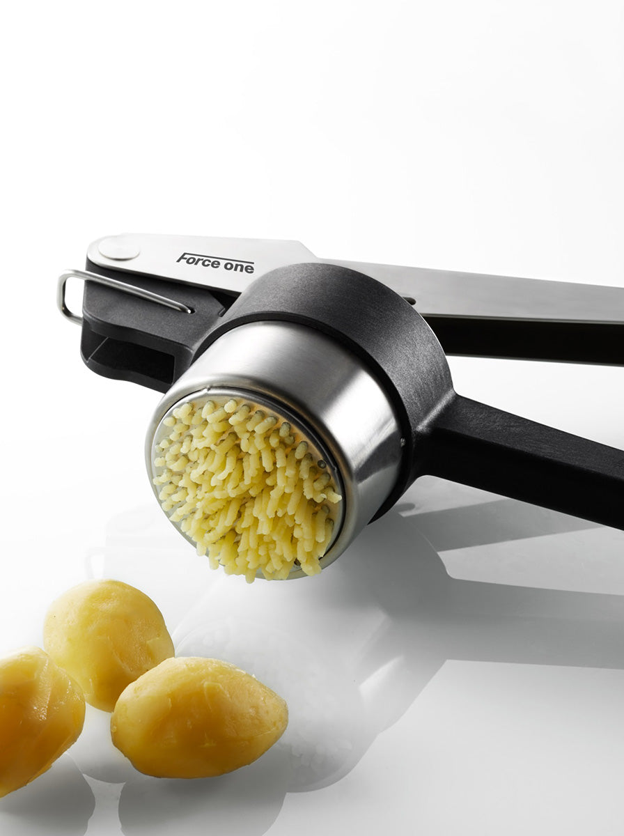 La pressa FORCE ONE® è stata progettata per preparare la pasta Spätzle, il purè di patate o castagne o il succo fresco. manici extra lunghi. Dimensioni: L 36,5 cm, P 13,0 cm, H 9,1 cm acciaio inossidabile/nylon di alta qualità lavabile in lavastoviglie. In negozio e online su tutttochic.it