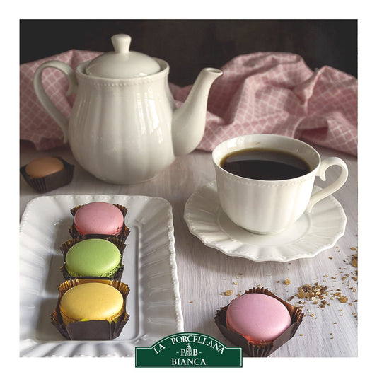 Vassoietto in porcellana bianca lavorata. Dimensioni: cm 20 x 13. Lavabile in lavastoviglie Utilizzabile in microonde. In negozio e online su tuttochic.it