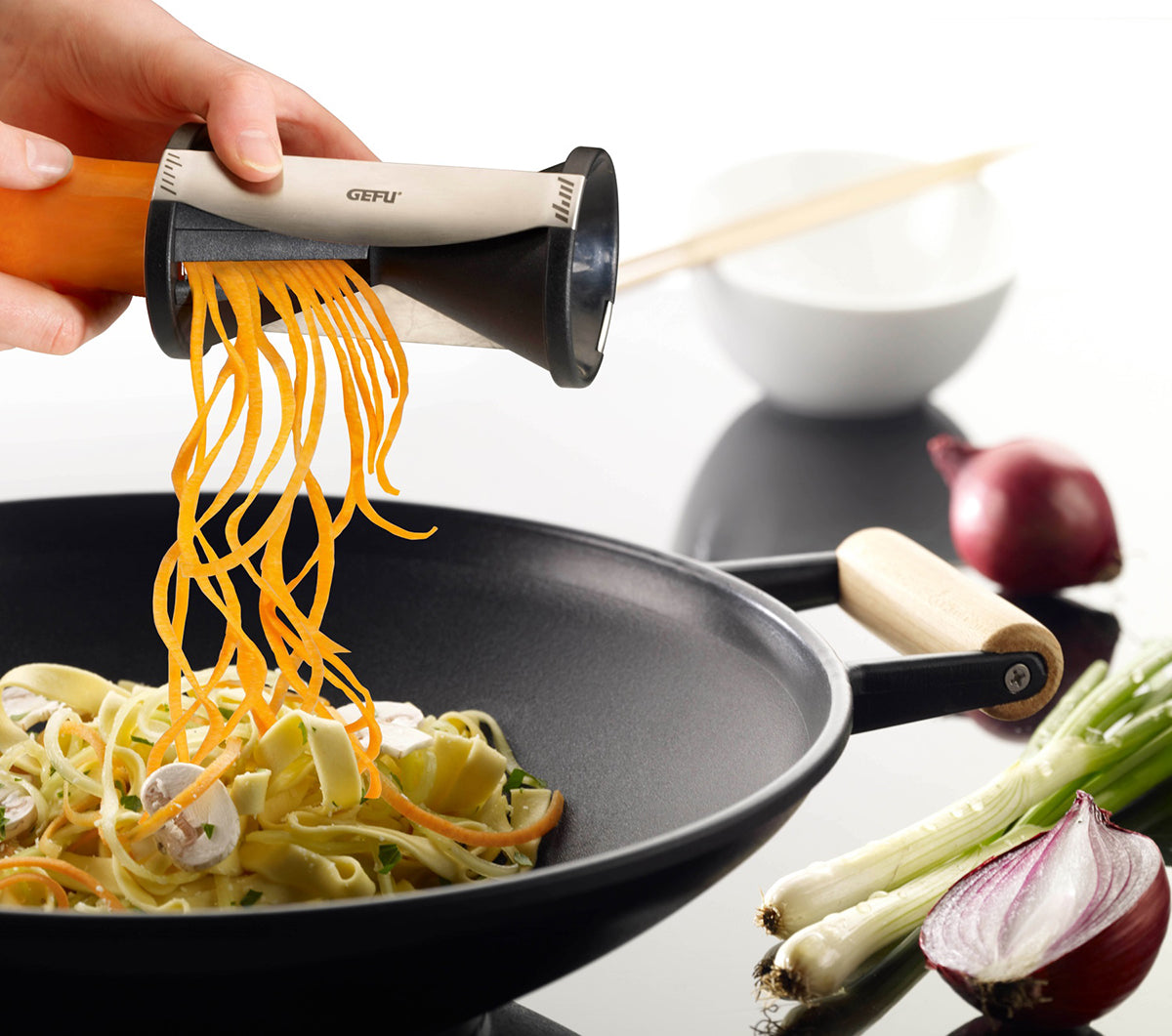 La taglierina a spirale SPIRELLI® trasforma carote, ravanelli, cetrioli e altre verdure sode in appetitose spirali infinite in un attimo - per fritture vegetariane, per salutari insalate di verdure crude e come decorazione appetitosa. In negozio e online su tuttochic.it