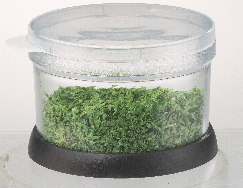 Design di qualità. Coltelli extra affilati per tagliare fine, con raschietto laterale, antiscivolo, contenitore con coperchio per la conservazione. Dettagli: lame dei coltelli affilate con sistema raschiatore Contenitore di conservazione: capacità 250 ml. In negozio e online su tuttochic.it