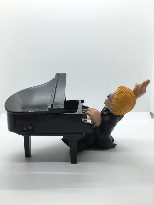 Statuina con pianoforte in resina decorata a mano della linea "Rock" di Antartidee. Made in Italy Dimensioni totali: cm 20 x 14,5 x 11,5 h