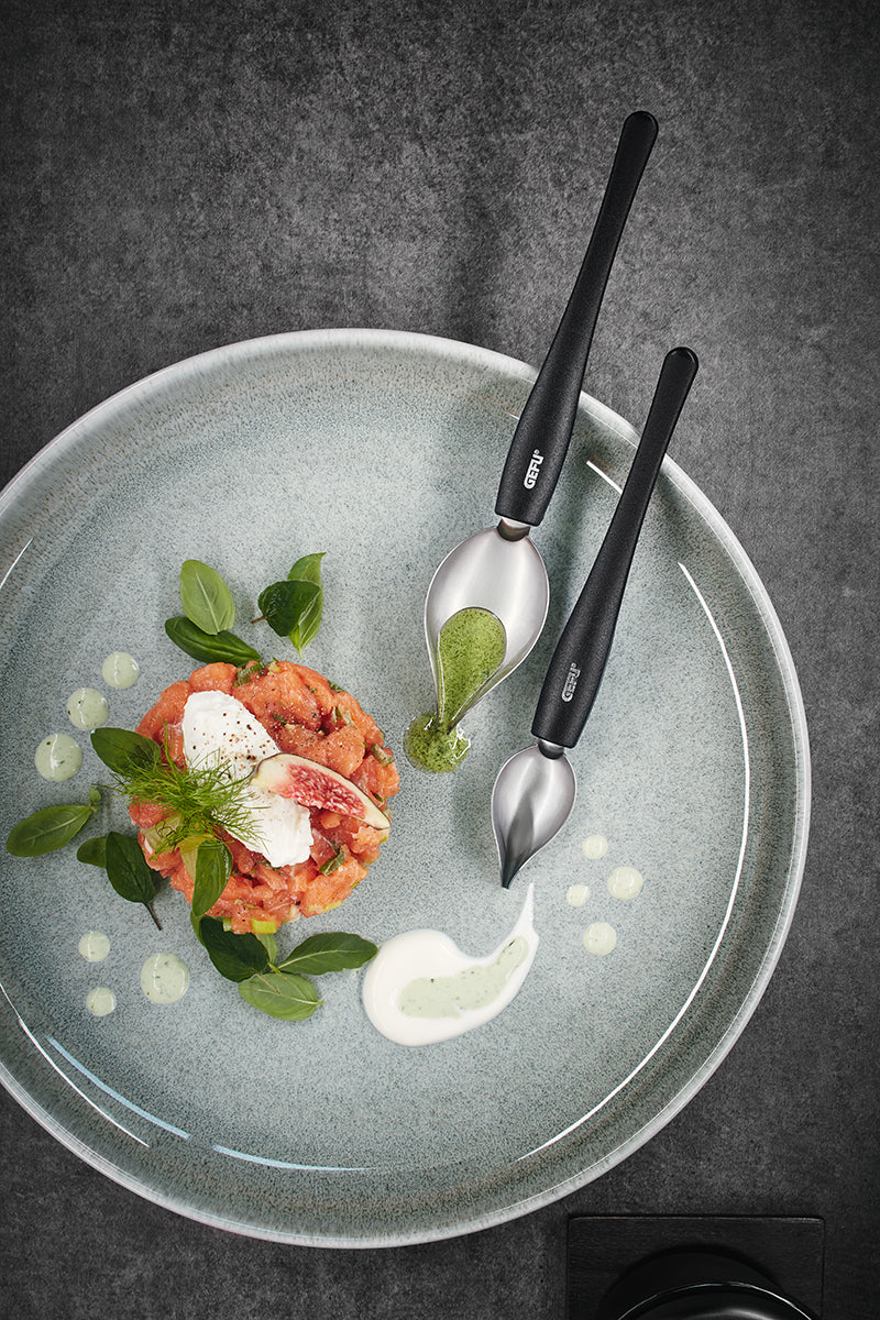 I raffinati cucchiai decorativi KULINARI consentono di aggiungere fantasiose spirali, onde, punti o anche scritte a qualsiasi piatto. Basta prendere un po' di salsa, posizionare la punta del cucchiaio sul piatto e farlo scivolare. 2 cucchiai con spoletta di diverse dimensioni. In negozio e online su tuttochci.it