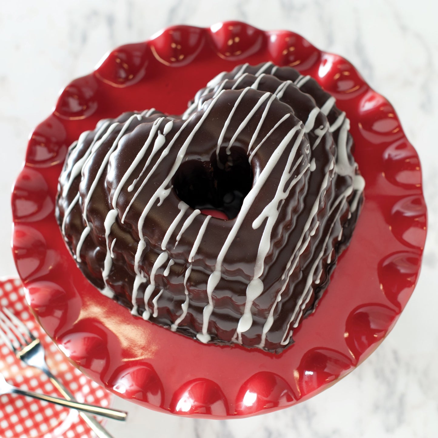 Stampo per Bundt Tiered Heart della serie Spring & Summer Collection Fare una ciambella a forma di cuore molto speciale con questa bella teglia a più livelli. In negozio e online su tuttochic.it