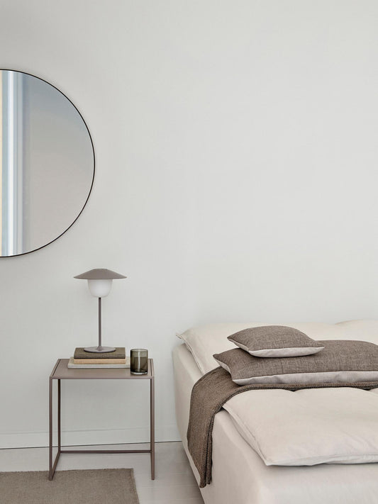 Questi tavoli FERA a forma di cubo sono entrambi di dimensioni diverse, quindi si completano a vicenda. Il set è realizzato in robusto acciaio verniciato a polvere di una tonalità grigia particolare chiamata Mourning Dove Dimensioni: grande cm 40 x 40 x 40 - piccolo cm 35 x 35 x 35. In negozio e online su tuttochic.it