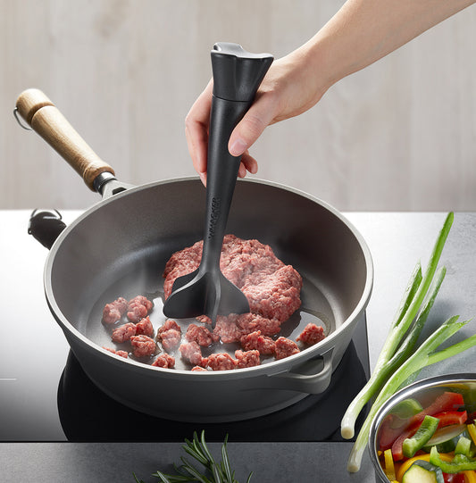 Utensile da cucina WACKER resistente al calore elimina lo sforzo, per risultati di cottura uniformi, per tritare e dividere velocemente carne macinata, tofu, avocado, feta, patate lesse, frutti di bosco e molto altro ideale per pentole e padelle rivestite lavabile in lavastoviglie. In negozio e online su tuttochic.it