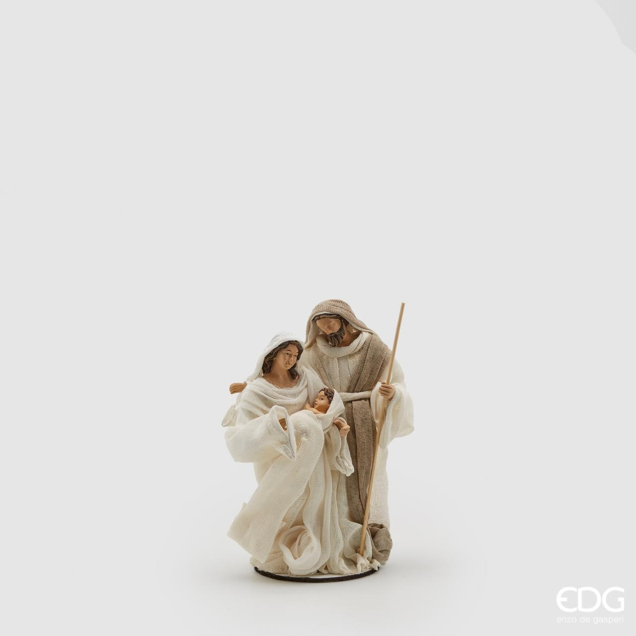 Natività in tessuto con particolari in ceramica dipinta a mano. Dimensioni: cm 13 x 22 h. In negozio e online su tuttochic.it