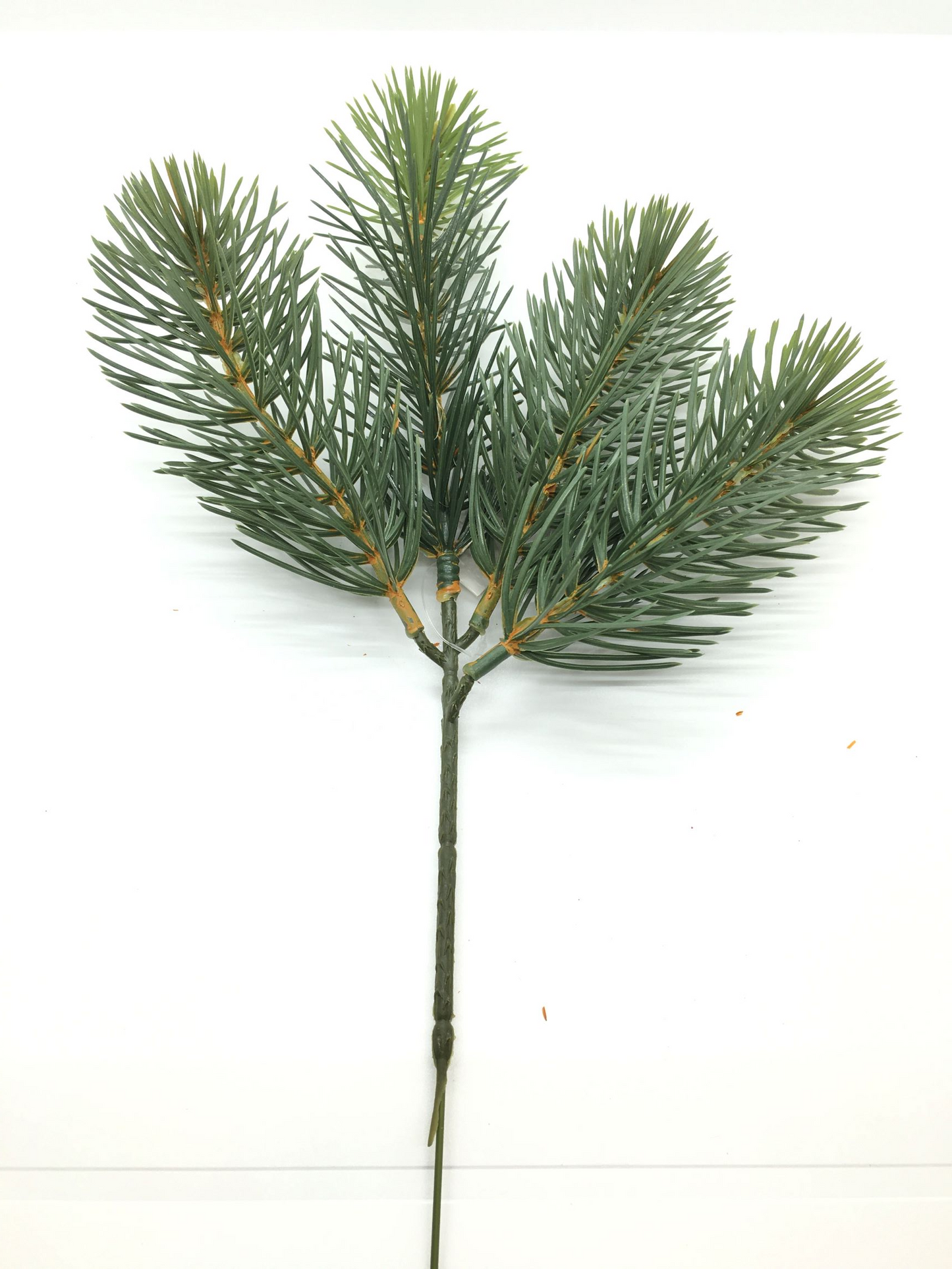 Ramo di pino composto da 4 rametti. Ideale per creare o arricchire composizioni di fiori invernali o natalizi. Dimensioni: altezza cm 34. In negozio e online su tuttochic.it
