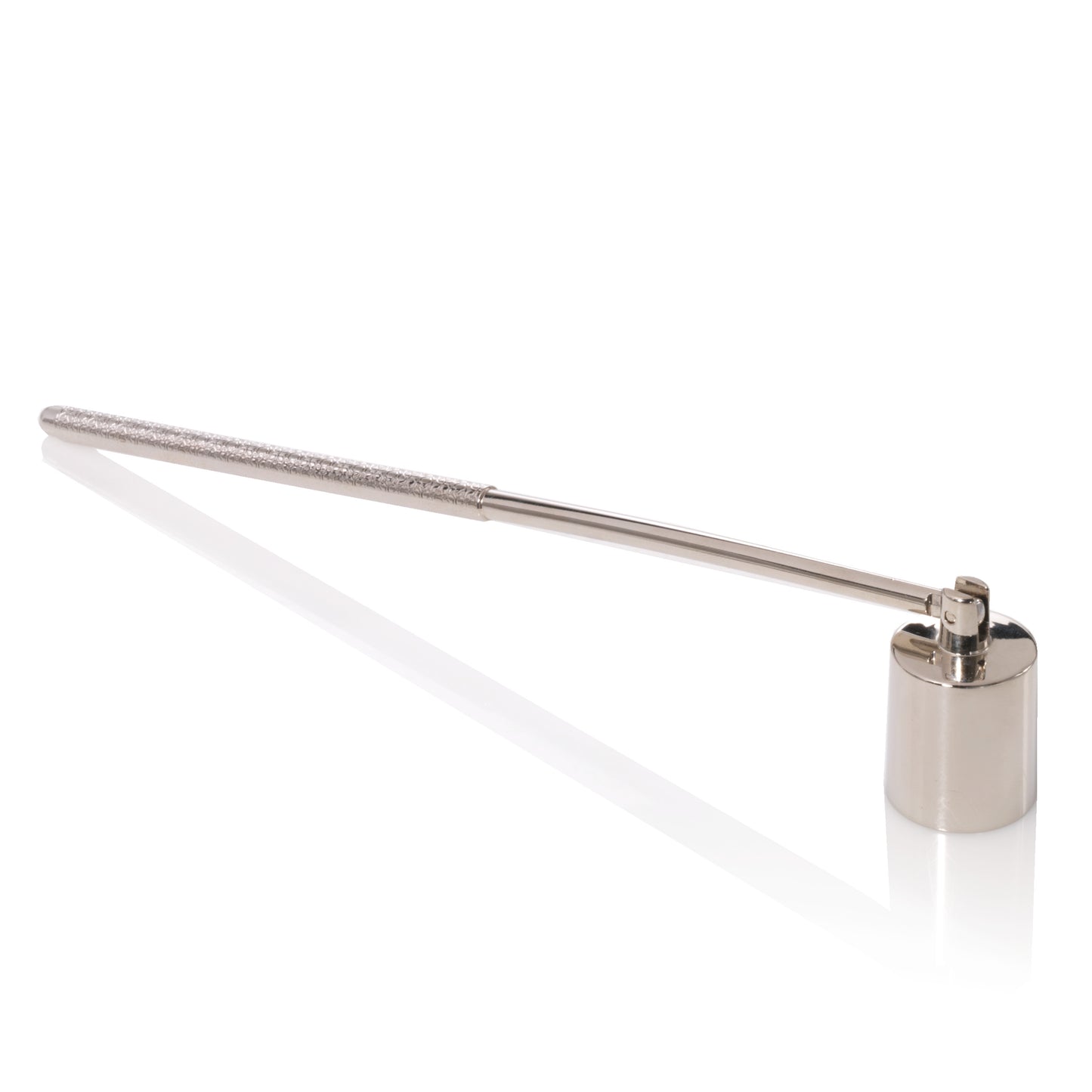 Perfetto per tutti gli appassionati di candele, questo accessorio è il modo più semplice per spegnere la fiamma di una candela. Dimensioni: 22.6cm x 3.8cm x 2.5cm. In negozio e online su tuttochic.it