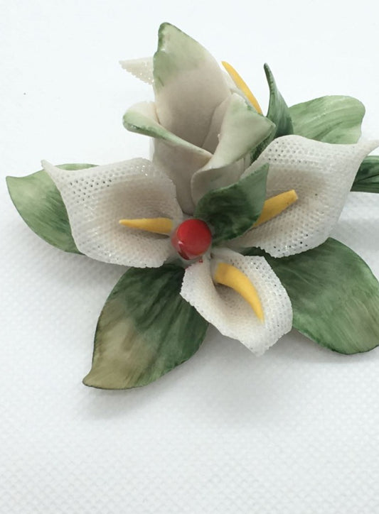 Tralcio portacandelina in ceramica di Capodimonte, fatto e decorato a mano. Firmato da Marta Marzotto, made in Italy. Dimensioni: cm 11 x 7 x 4,5 h