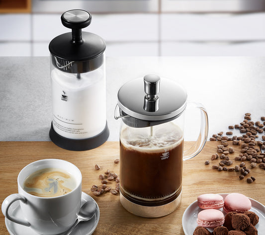 Caffè aromatico da servire in modo elegante subito dopo il tempo di infusione! L'ecologico sistema French Press della caffettiera trasforma il caffè in un vero e proprio piacere. Funziona bene anche con il tè! . In negozio e online su tuttochic.it