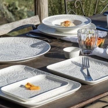 Vassoio in porcellana bianca lavorata. Dimensioni: cm 25 x 34,5 x h 2. Utilizzabile in forno a microonde. Lavabile in lavastoviglie. In negozio e online su tuttochic.it