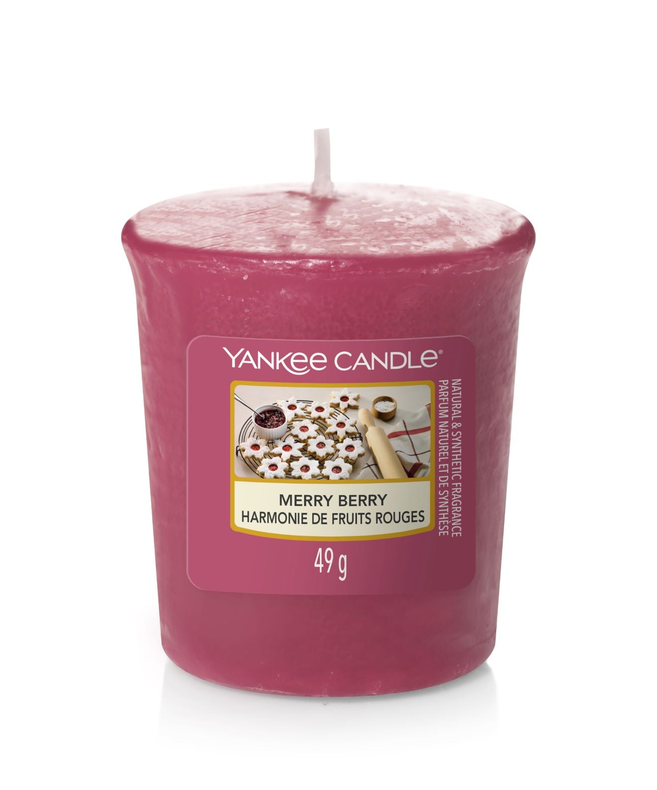 Fragranza Merry Berry. Aromi ispirati alle caramelle di zucchero e note che richiamano i lamponi si fondono con profumi che ricordano i biscotti al burro, mentre preparate un dolce speciale da condividere con la famiglia e gli amici, una tradizione per gli anni a venire. In negozio e online su tuttochic.it