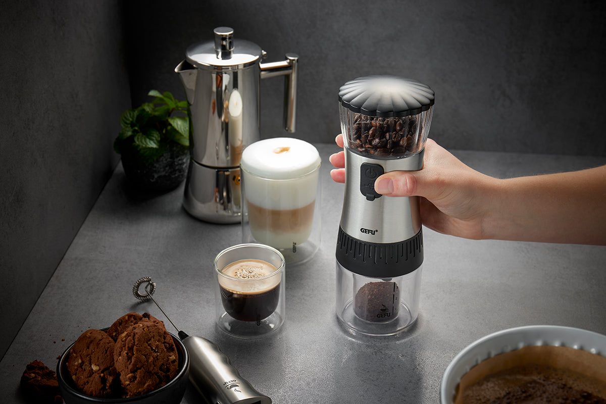 L'innovativo macinacaffè POLVE all-in-one, senza fili e alimentato a batteria, crea un caffè macinato meravigliosamente aromatico con il semplice tocco di un pulsante facile da caricare tramite cavo USB Macina in ceramica a regolazione continua contenitore per 70 g di chicchi. In negozio e online su tutttochic.it