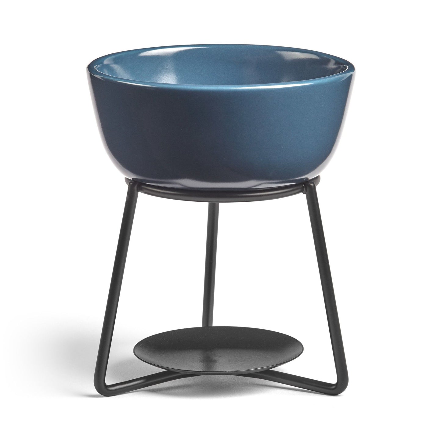 Illuminate la vostra casa con questo delizioso bruciatore per cera Pebble di Yankee Candle. Una ciotola di ceramica dalla raffinata finitura opaca che poggia su una moderna base in metallo. Dimensioni: cm 10 x 12 h. In negozio e online su tuttochic.it