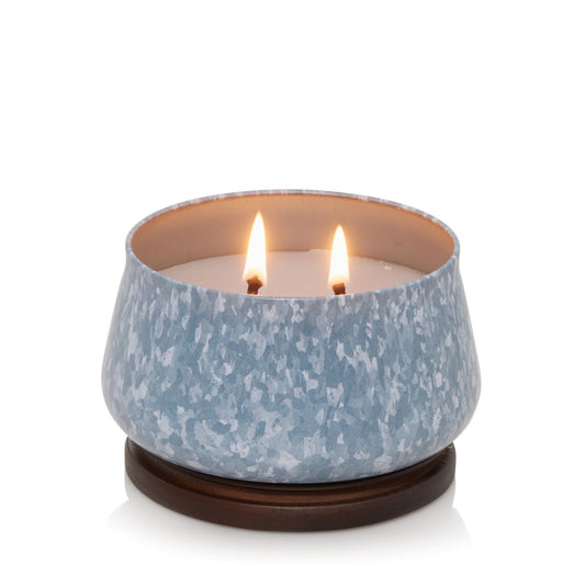 Candela creata appositamente per gli ambienti esterni. Outdoor Collection di Yankee Candle aiuta a creare un ambiente all'aria aperta piacevole che sembra parte della casa. Fragranza Fresh Rain: lluminate il vostro cortile con il profumo ispirato ad un frutteto in fiore con mela.... In negozio e online su tuttochic.it