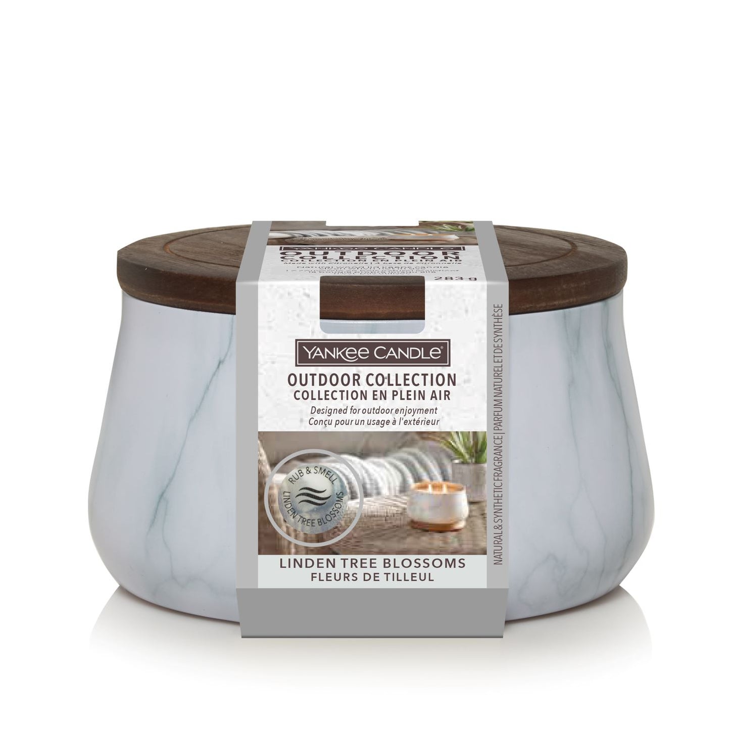 Candela creata appositamente per gli ambienti esterni. Outdoor Collection di Yankee Candle aiuta a creare un ambiente all'aria aperta piacevole che sembra parte della casa. fragranza Linden Tree Blossom Una combinazione di note che trasportano profumi ispirati alla rigogliosa ninfea. In negozio e online su tuttochic.it