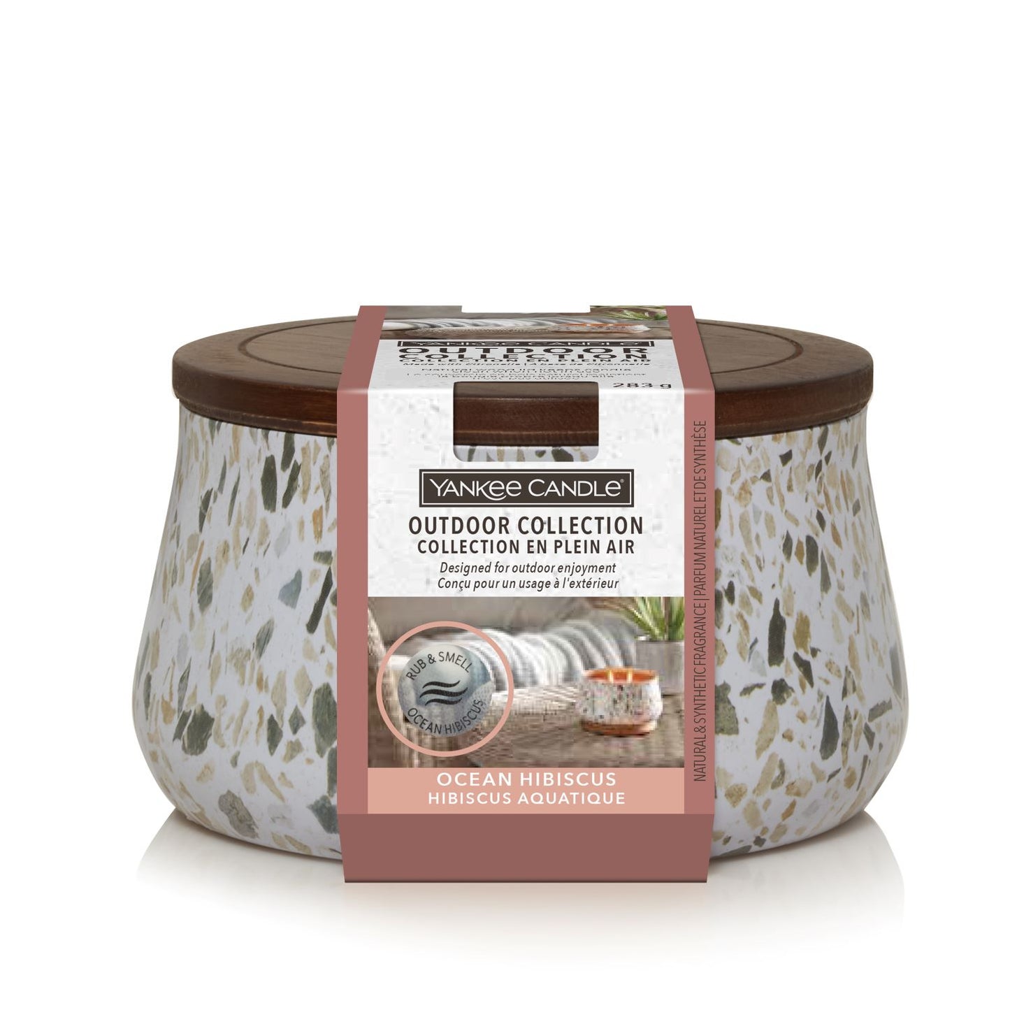 Candela creata appositamente per gli ambienti esterni. Outdoor Collection di Yankee Candle aiuta a creare un ambiente all'aria aperta piacevole che sembra parte della casa. fragranza Ocean Hibiscus perfetta per farvi compagnia all'aperto... profumi di fiori acquatici e la citronella. In negozio e online su tuttochic.it