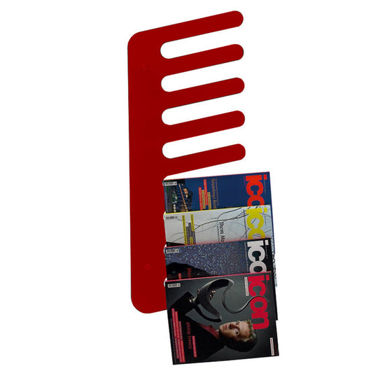 Porta riviste pensile, da parete a forma di pettine. Struttura in metacrilato trasparente di colore rosso. Si fissa al muro con distanziatori compresi nella confezione. Particolari in metallo cromato. Può essere usato anche come porta asciugamani da parete. Dimensioni: cm 90 x 35. In Negozio e online su tuttochic.it