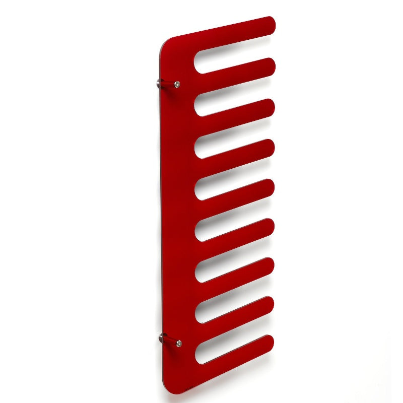 Porta riviste pensile, da parete a forma di pettine. Struttura in metacrilato trasparente di colore rosso. Si fissa al muro con distanziatori compresi nella confezione. Particolari in metallo cromato. Può essere usato anche come porta asciugamani da parete. Dimensioni: cm 90 x 35. In Negozio e online su tuttochic.it