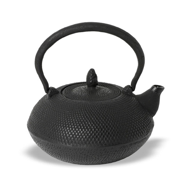 Teiera in ghisa con filtro in acciaio inox, smaltata all'interno. Superficie con finitura nera galvanizzata. Dimensioni: cm 20 x 19,5 h Capacità: lt. 1,5 Peso: Kg 2,370. In negozio e online su tuttochic.it