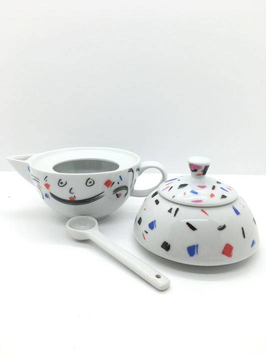 Set lattiera con sopra zuccheriera e cucchiaino in porcellana decorata da Roger Selden nel 2003, Edizione Limitata, della linea "My Sweetheart" di Ritzenhoff. Dimensioni: mm 100 x 114 h