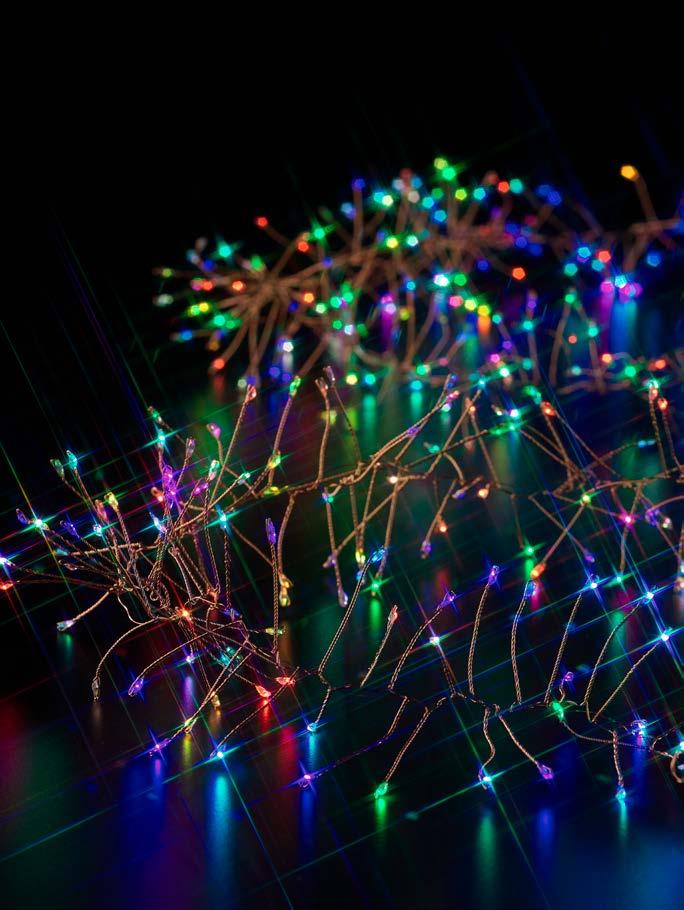 Festone con 300 luci microled multicolor cavo ramato. Multieffetti: 7 colori x 3 velocità. Lunghezza : 3 mt. di filo + 2 mt con led. Uso interno Consumo totale: 6 W, durata 15000 ore