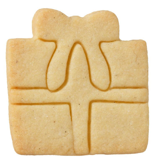 Tagliabiscotti a forma di regalo in acciaio con goffratura cm 6,5. I tagliabiscotti non sono ideali solo per cuocere i biscotti. Possono essere utilizzati anche per pane, burro, formaggio, salsiccia, frutta e verdura. In questo modo puoi potenziare ogni buffet e ogni pausa pranzo. In negozio e online su tuttochic.it